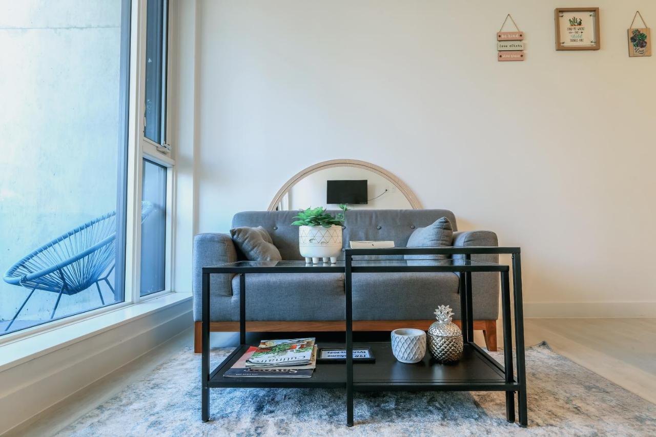 Apartment Vibrant & Modern Loft-style Walkout Near Lrt