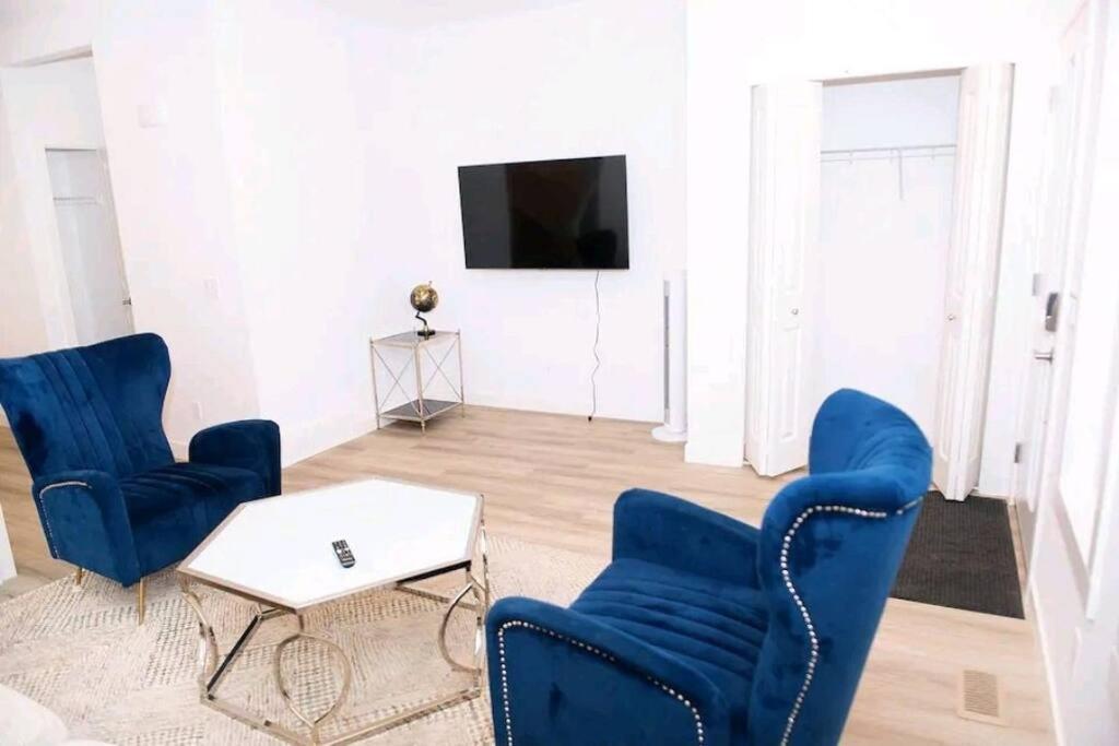 Lutas Cozy One Bedroom- In Shared * Calgary