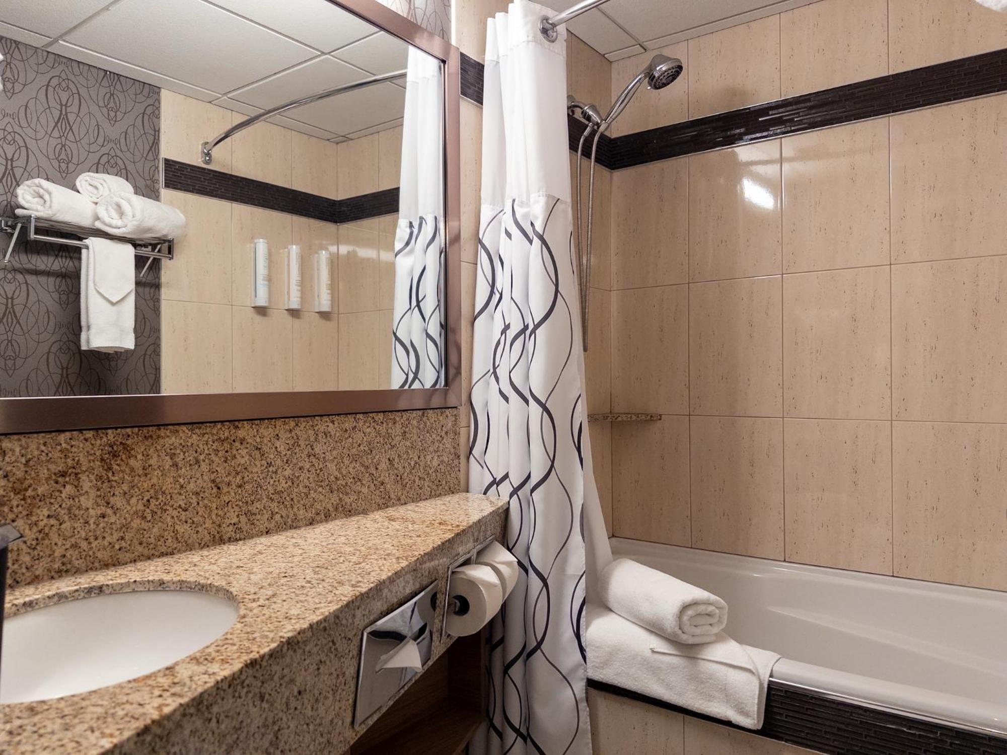 Carriage House And Conference Centre Hotel 4*