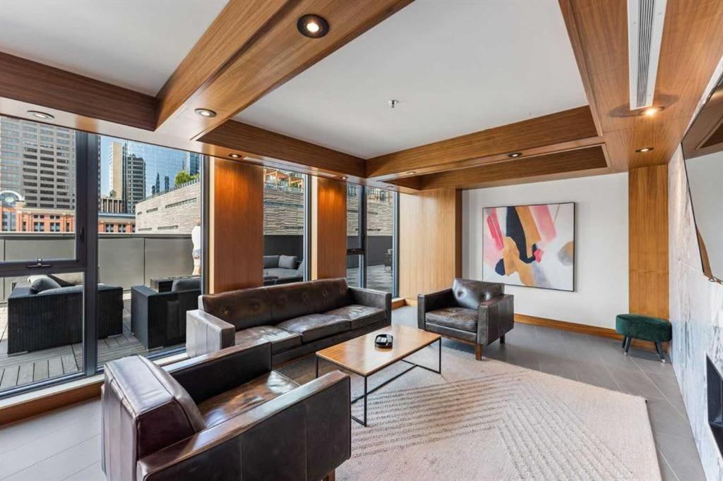 Holiday home Poolside Bliss W Rocky Mtn & Tower Views - Free Banff Pass, Outdoor Pool, Parking, Gym, & Wine! Calgary
