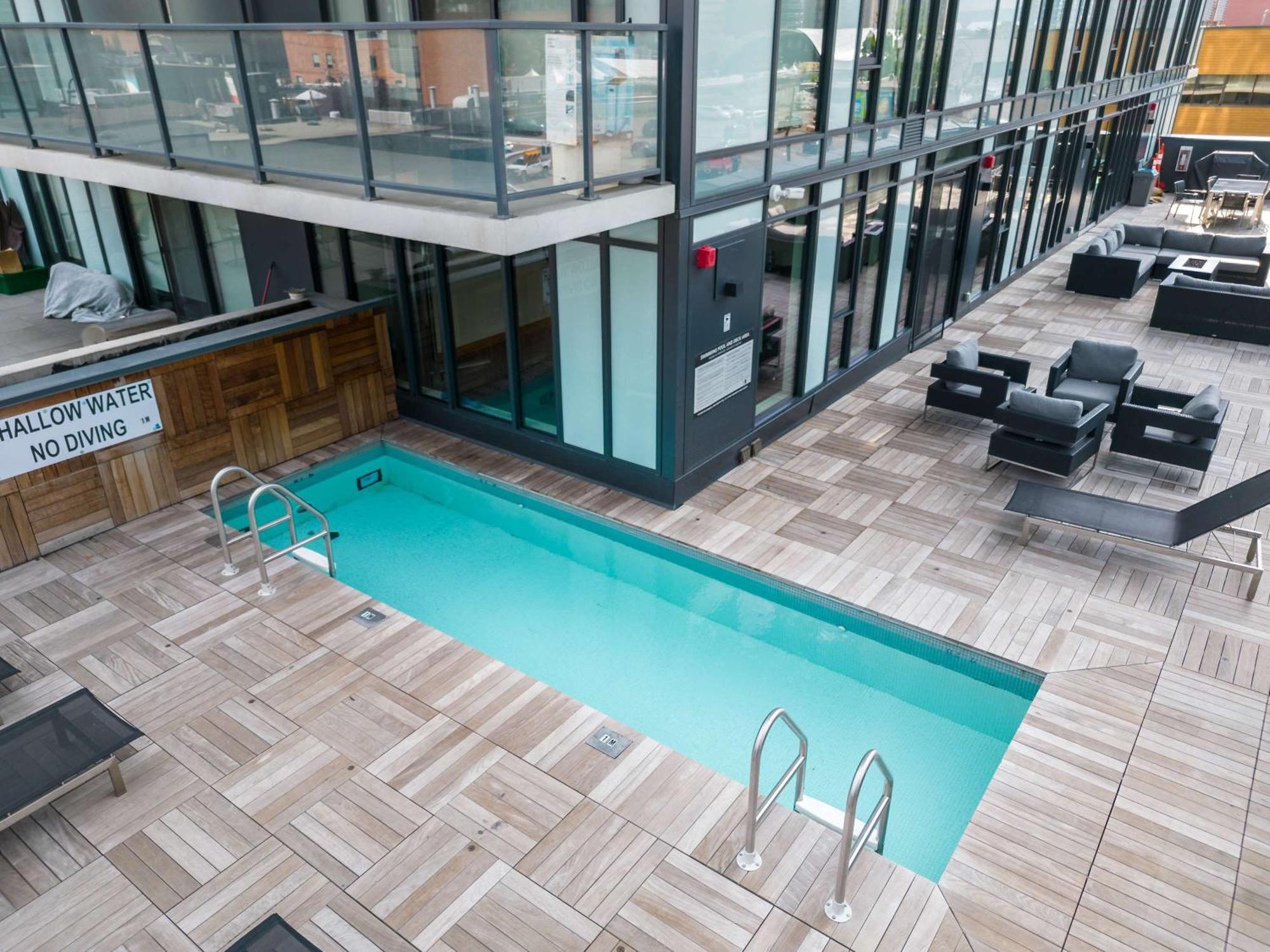 Poolside Bliss W Rocky Mtn & Tower Views - Free Banff Pass, Outdoor Pool, Parking, Gym, & Wine! Holiday home *