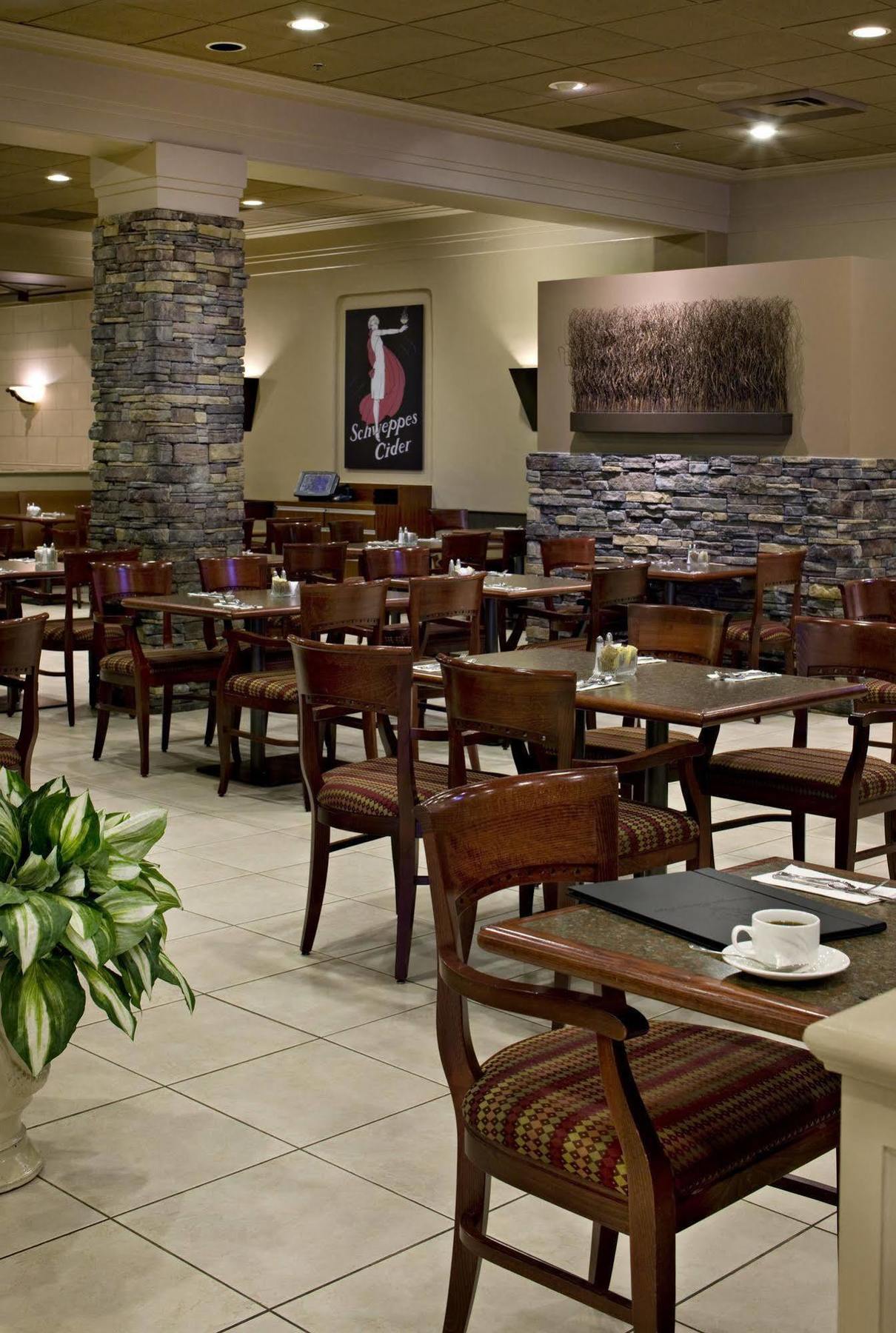 Carriage House And Conference Centre Hotel