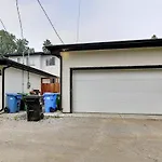 Glamorous Vines , 10 Minutes To Downtown