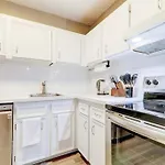Top Floor 2Br, Stampede & Free Parking By Doorbed