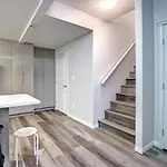Comfortable & Spacious Basement Suite With Workstation In Panorama
