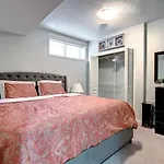 Comfortable & Spacious Basement Suite With Workstation In Panorama
