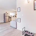Walkout Basement Suite, 2 Bdr 4Bd, Bright And Spacious
