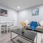 Centre Street Upper 2Bedsuite 4408