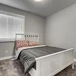 Three-Bedroom With Fireplace #41 Sunalta Downtown