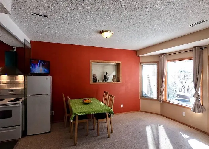 Sunny & Cozy Suite With Ping Pong & Pool Table