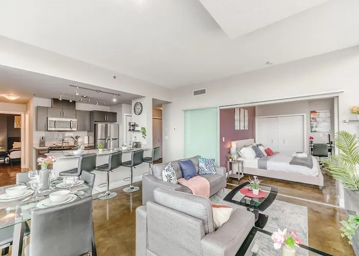 Upscale 2Br Condo - King Bed - Stunning City Views