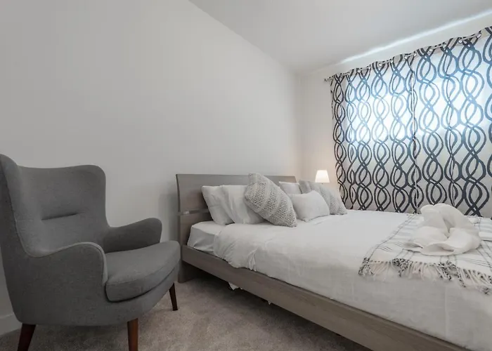 Room 2 Of Lovely Home, Montgomery Downtown Calgary