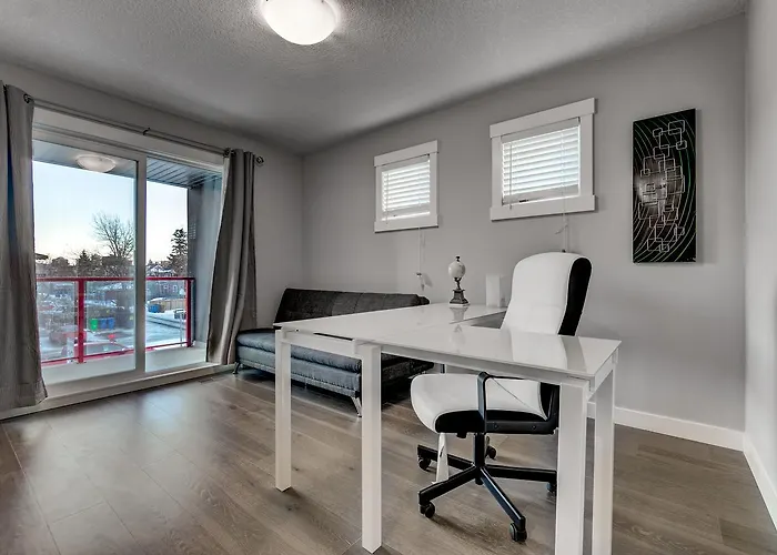 Three-Bedroom With Fireplace #41 Sunalta Downtown