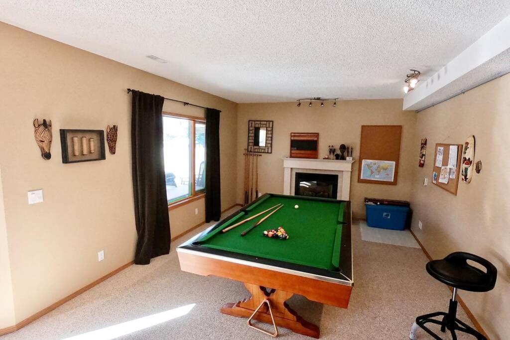 Villa Sunny & Cozy With Ping Pong & Pool Table Calgary