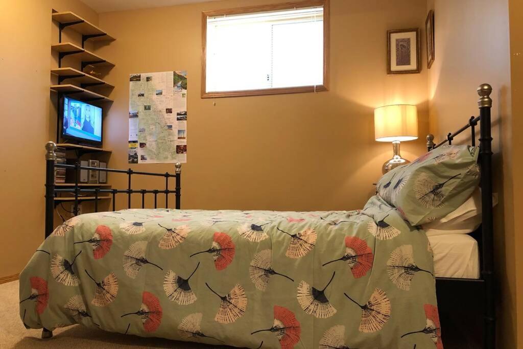 Villa Sunny & Cozy With Ping Pong & Pool Table Calgary