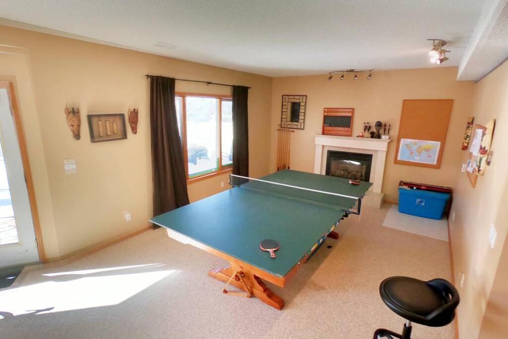 Sunny & Cozy With Ping Pong & Pool Table Calgary