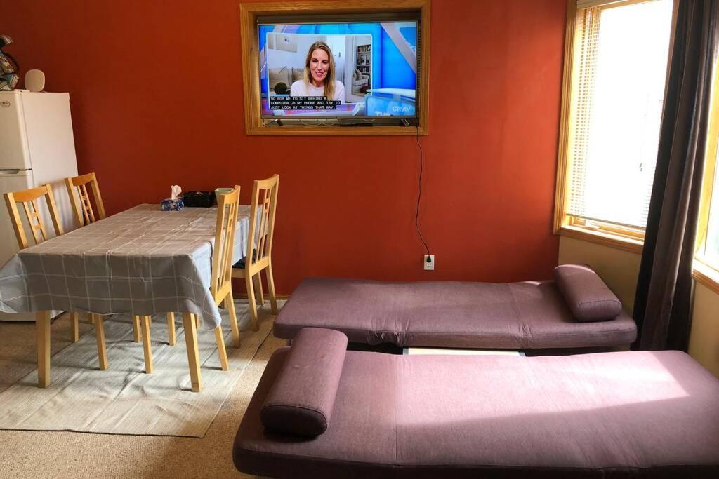 Sunny & Cozy With Ping Pong & Pool Table Villa Calgary