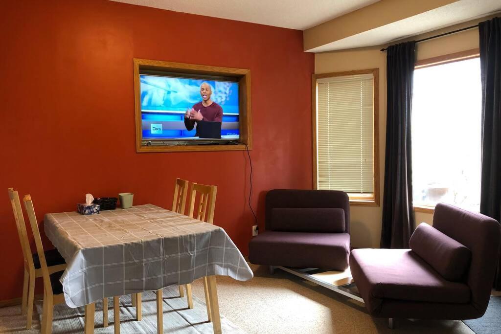 Sunny & Cozy With Ping Pong & Pool Table