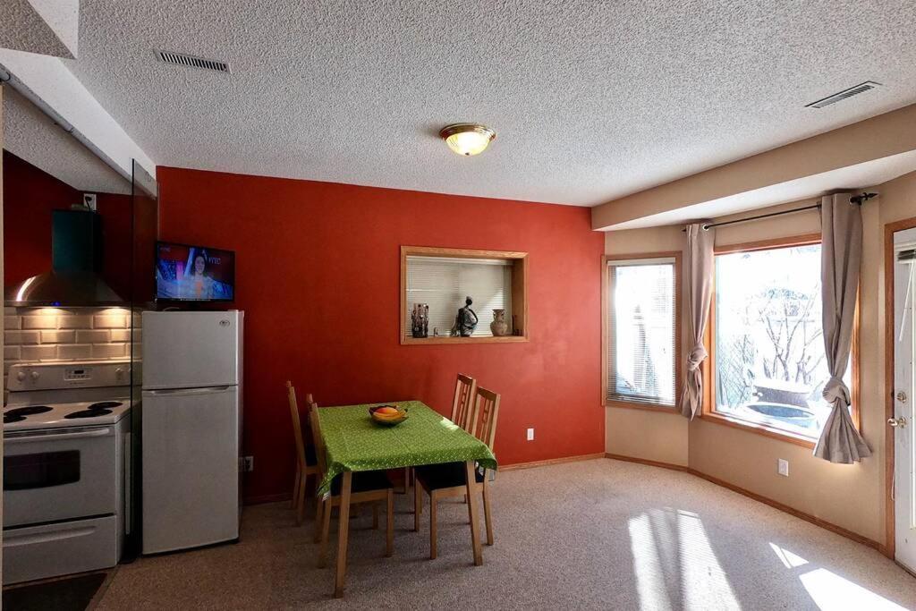 Sunny & Cozy With Ping Pong & Pool Table Villa Calgary
