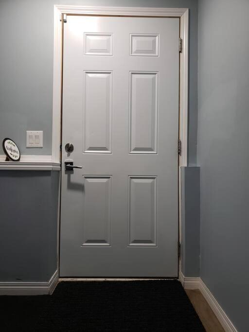 Cozy Two Bedroom Guest In Nw Calgary