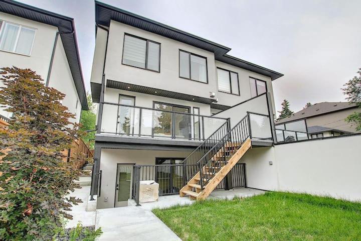 Holiday home Glamorous Vines , 10 Minutes To Downtown Calgary