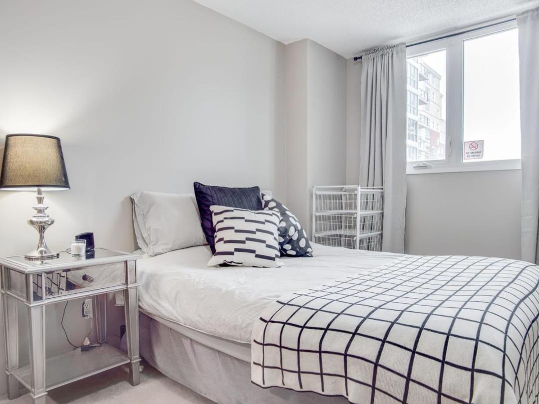 Holiday home New Stylish And Cozy Eau Claire 2br With Gym Coffee Calgary