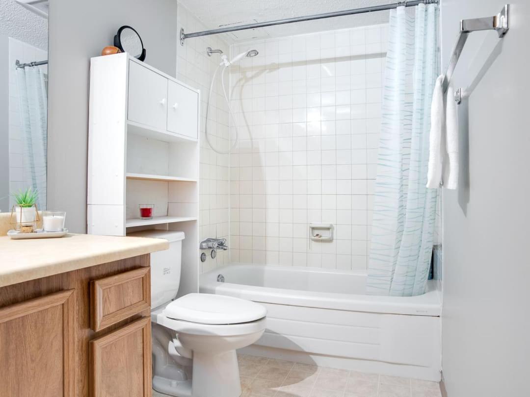 New Stylish And Cozy Eau Claire 2br With Gym Coffee Holiday home Calgary