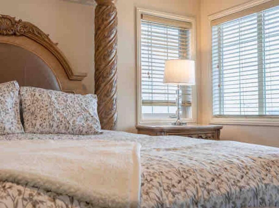 2500 Sq House In Springbank Hill Bl 261818 Villa *