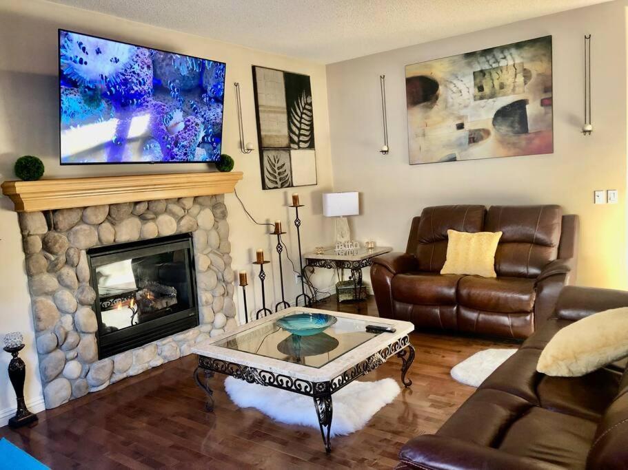 2500 Sq House In Springbank Hill Bl 261818 Villa