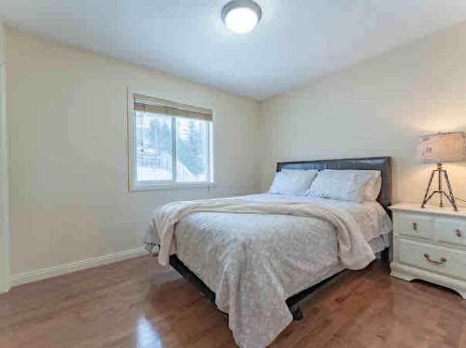 Villa 2500 Sq House In Springbank Hill Bl 261818