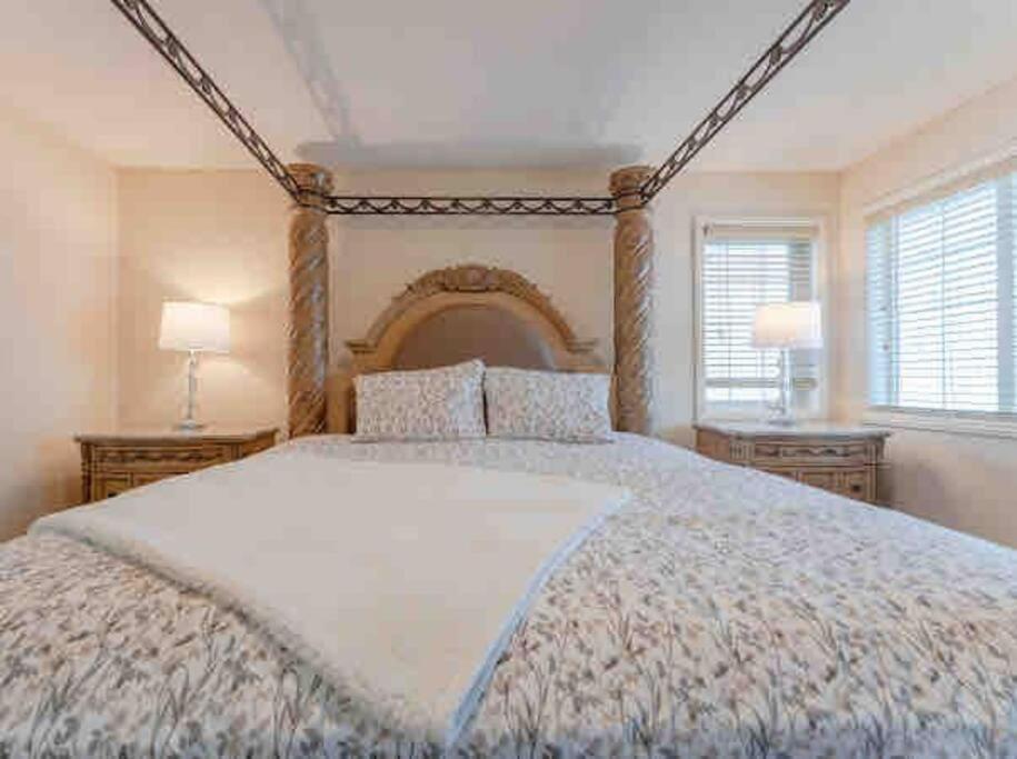 2500 Sq House In Springbank Hill Bl 261818 Villa *