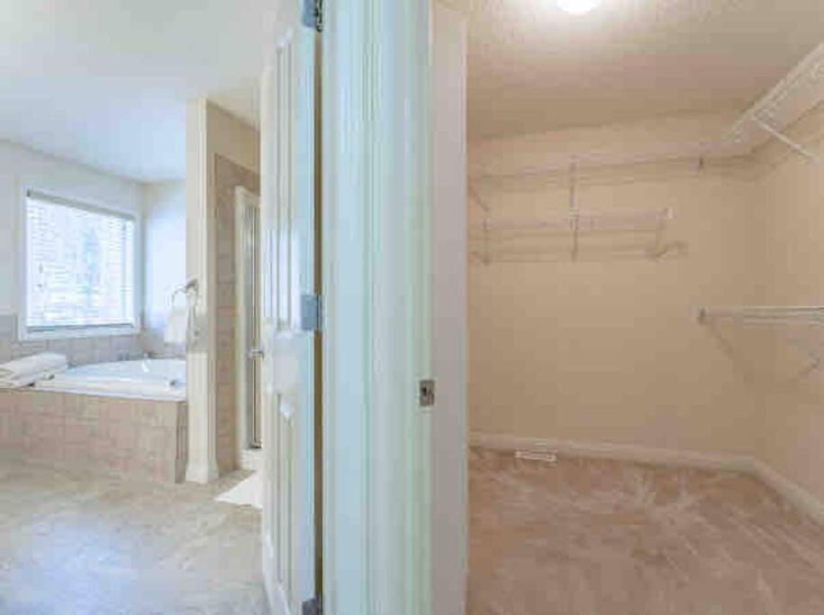 Villa 2500 Sq House In Springbank Hill Bl 261818 *