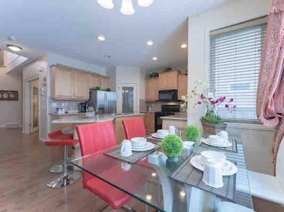 2500 Sq House In Springbank Hill Bl 261818 Calgary