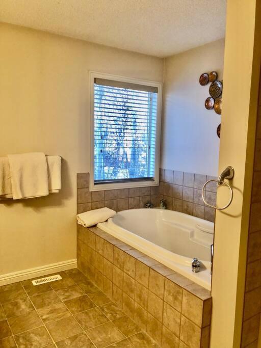 2500 Sq House In Springbank Hill Bl 261818 Villa