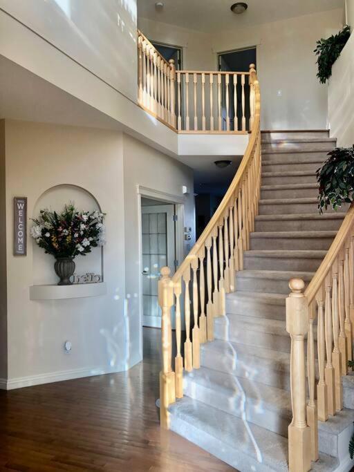 2500 Sq House In Springbank Hill Bl 261818 Calgary