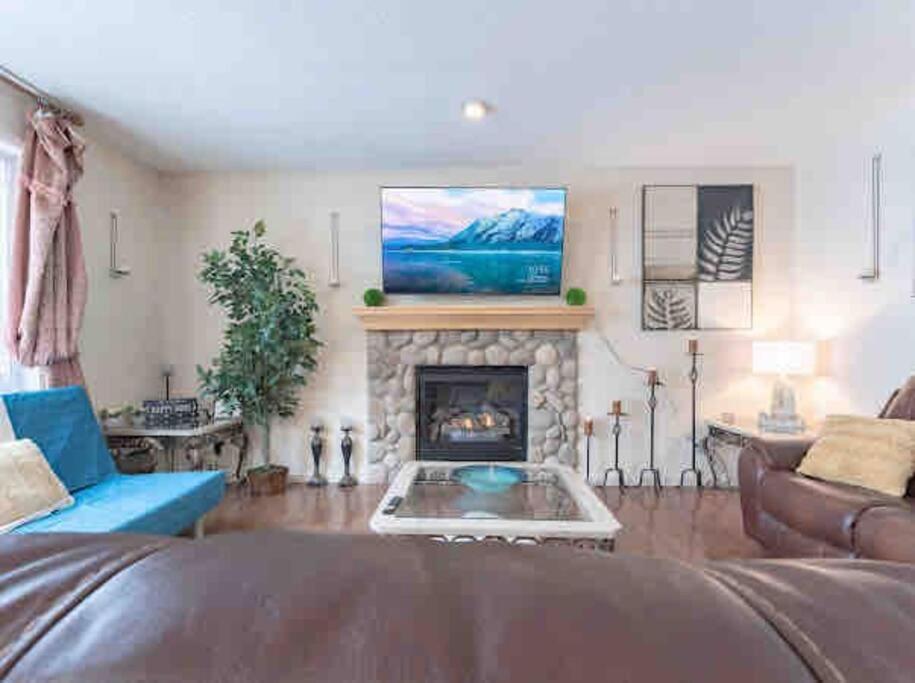 2500 Sq House In Springbank Hill Bl 261818 Villa *