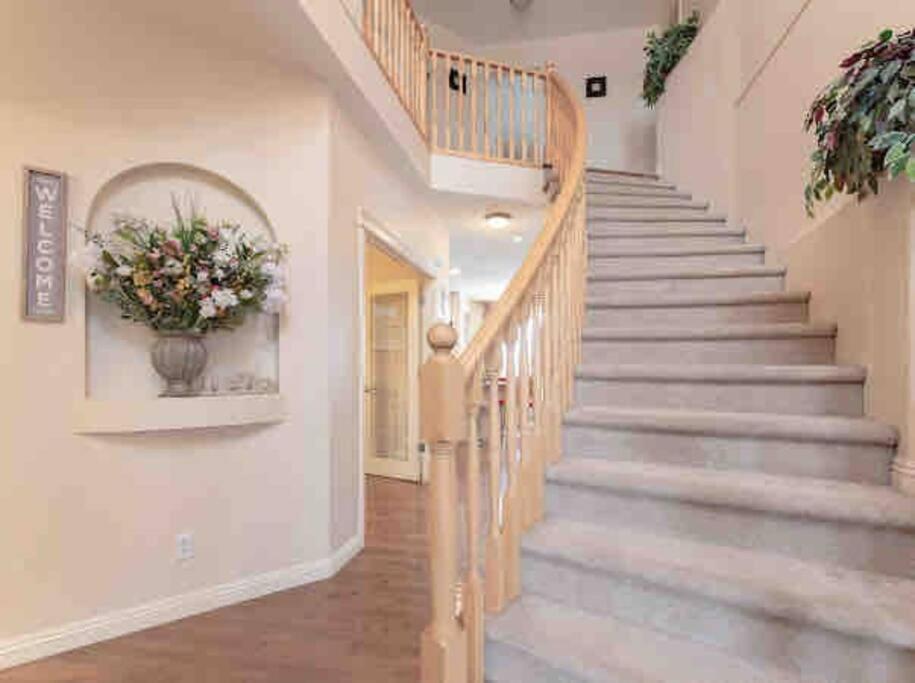 2500 Sq House In Springbank Hill Bl 261818 Villa *