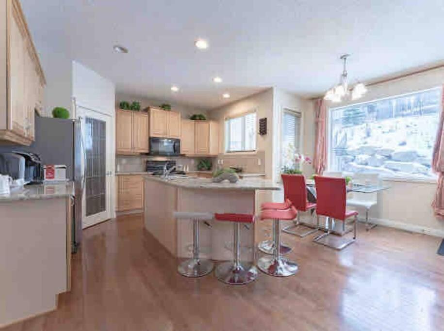 2500 Sq House In Springbank Hill Bl 261818 Calgary
