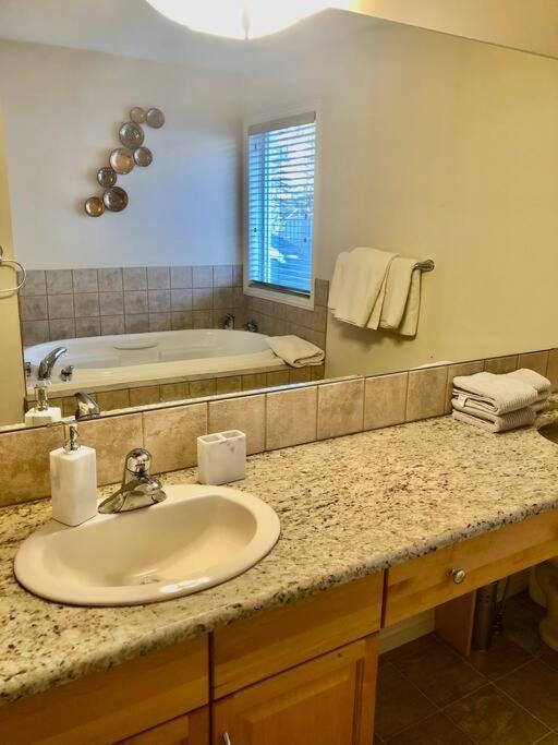 2500 Sq House In Springbank Hill Bl 261818