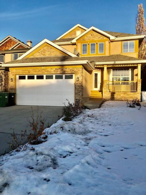2500 Sq House In Springbank Hill Bl 261818 Villa