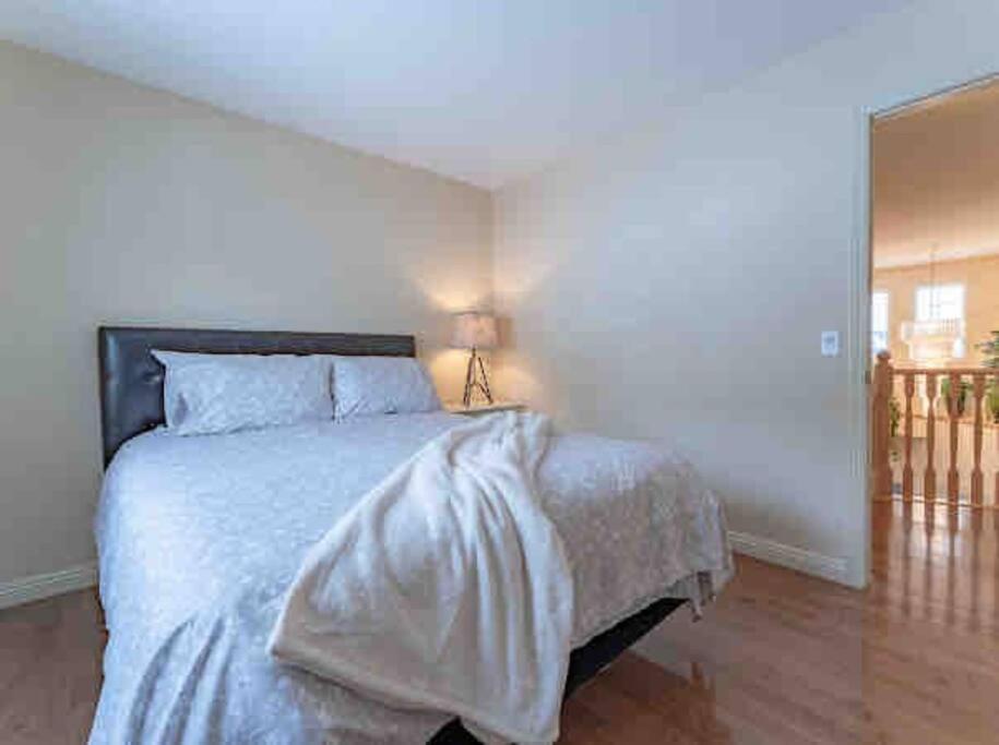 Villa 2500 Sq House In Springbank Hill Bl 261818 *