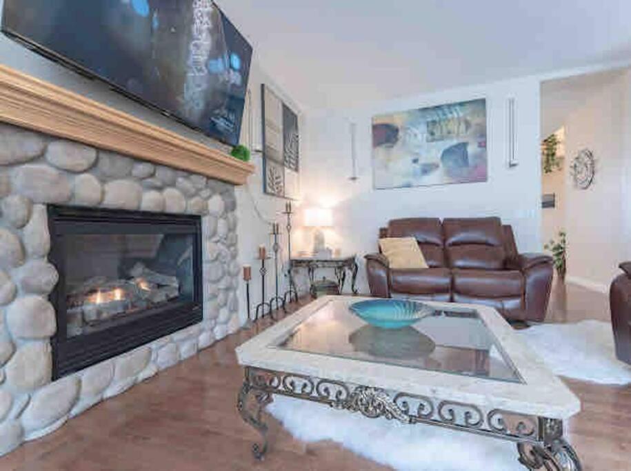 2500 Sq House In Springbank Hill Bl 261818 Villa *