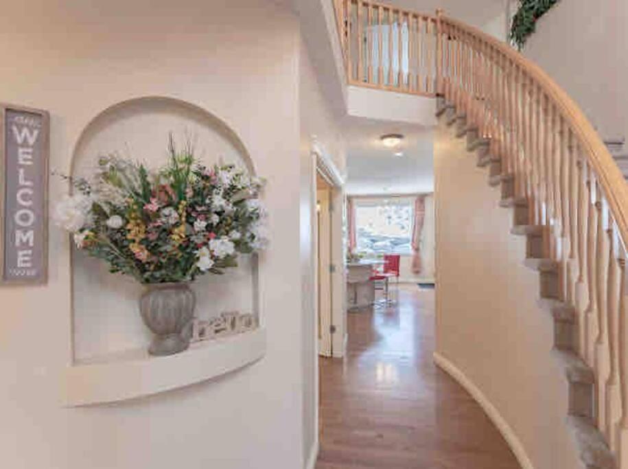 2500 Sq House In Springbank Hill Bl 261818 * Calgary