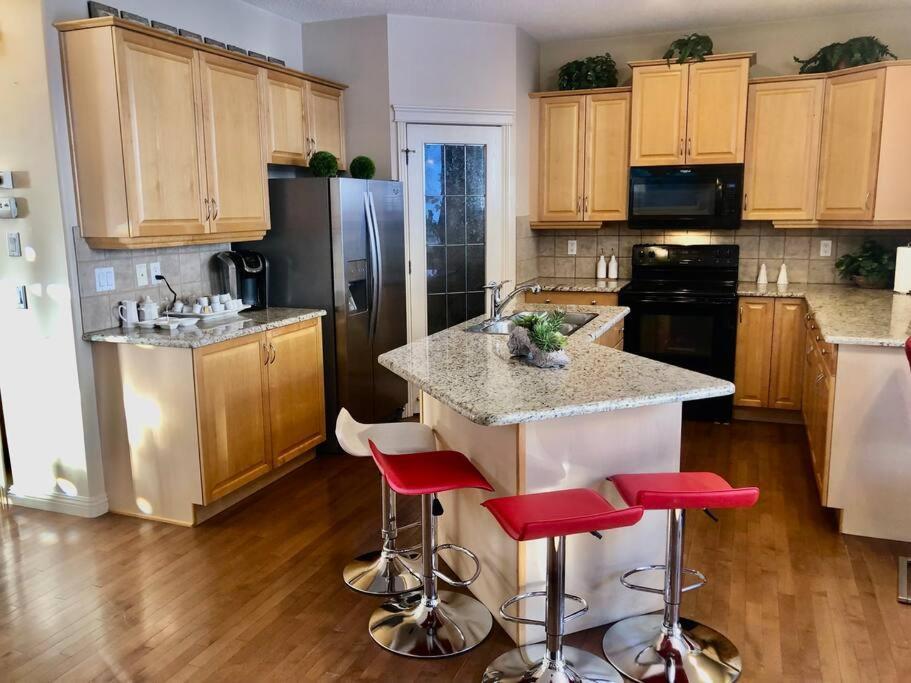 2500 Sq House In Springbank Hill Bl 261818 * Calgary