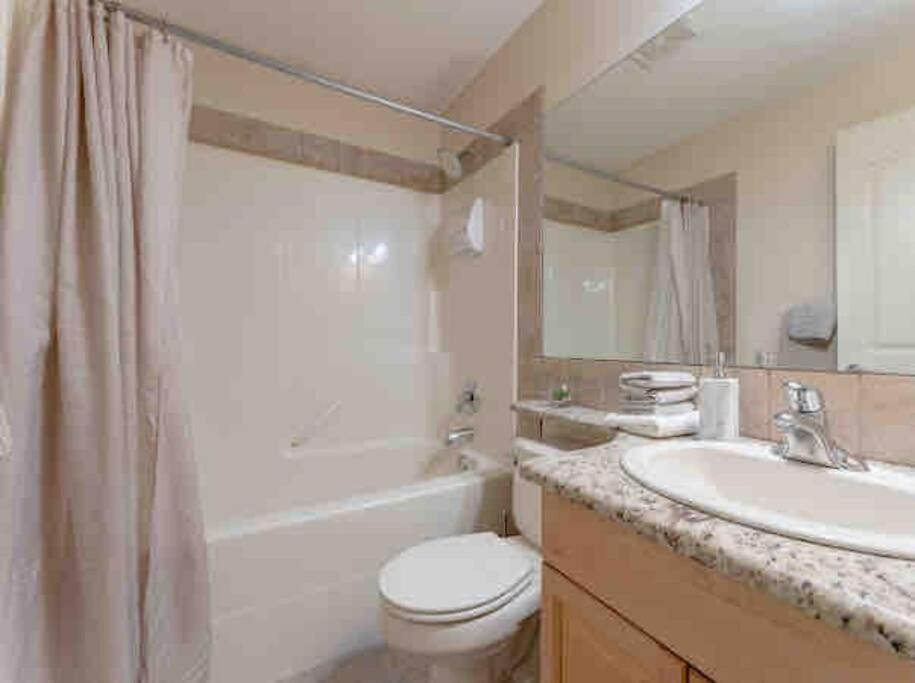 Villa 2500 Sq House In Springbank Hill Bl 261818 *