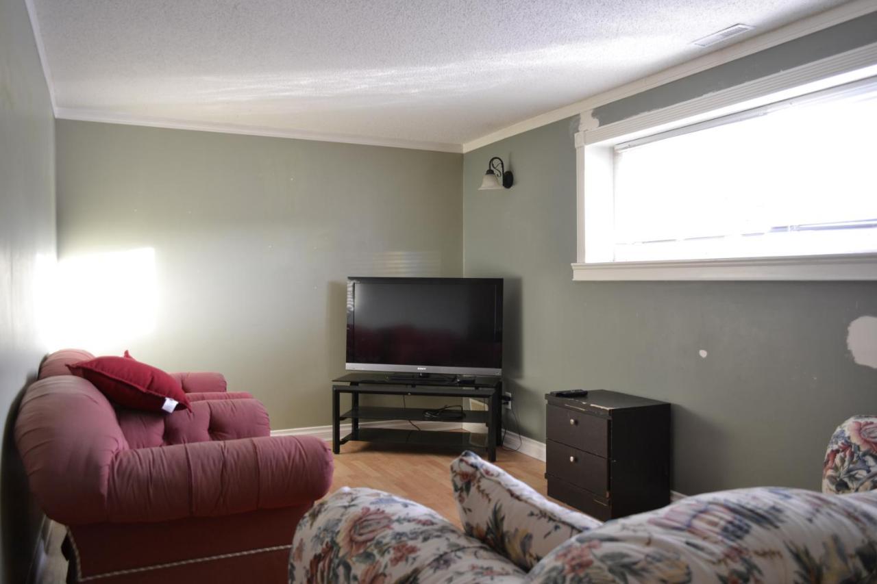 Guest house Private Bedroom On Basement - Dover Calgary