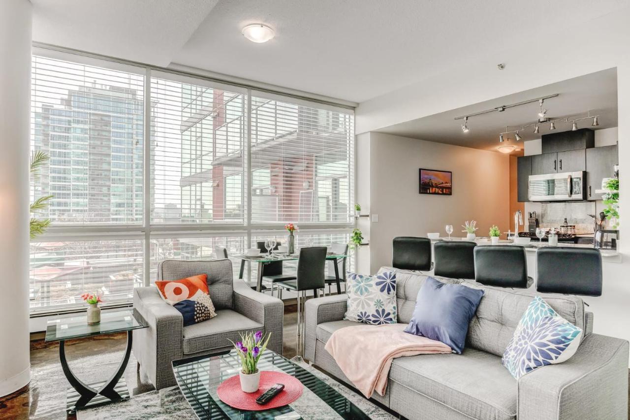Upscale 2br - King Bed - Stunning Views Holiday home Calgary