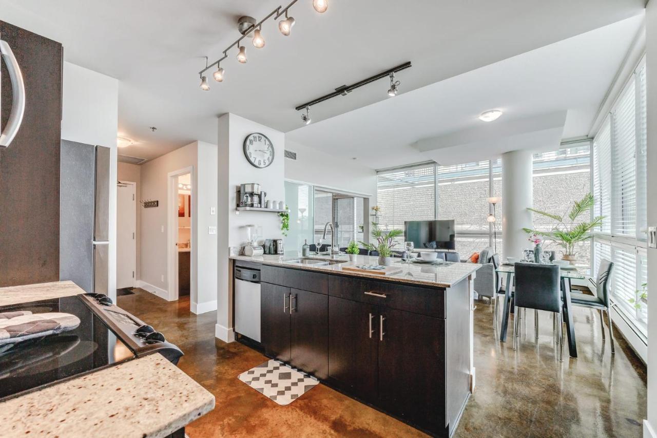 Upscale 2br - King Bed - Stunning Views Holiday home Calgary