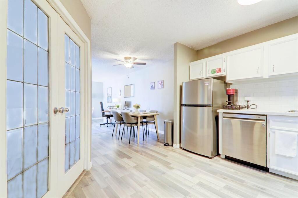 Floor 2br, Stampede & Free Parking By Doorbed Apartment