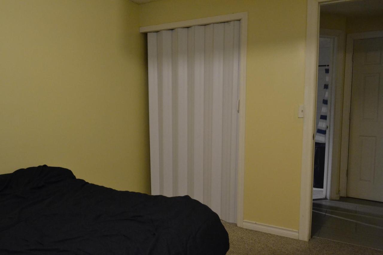 Private Bedroom In Basement With Shared Bathroom - Fonda Guest house Calgary